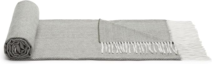Amazon Basics Cozy Room Décor Throw Blanket, Lightweight, Recycled Polyester - Image 4